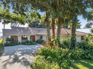 32601 Lakeshore Dr, Tavares, FL 32778
