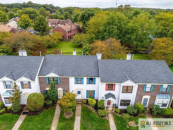 4th image of 243 Bromley Pl