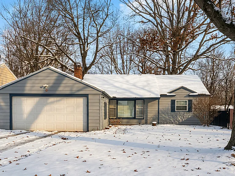 220 Greenvale Dr — Photo 1