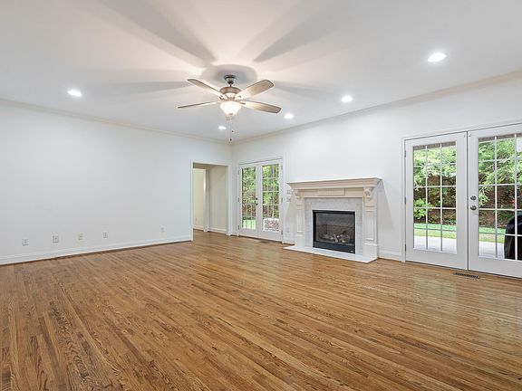 4th image of 137 Mountain Oaks Dr