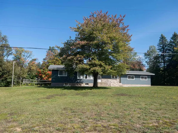 E9431 Orchard St, Munising, MI 49862