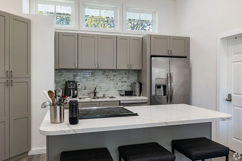 4 bed, 1000 sqft, $1,800 — Photo 2