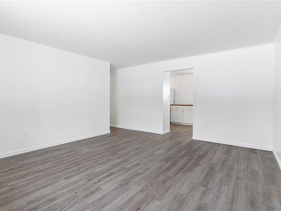 4th image of 97 Robinhood Dr