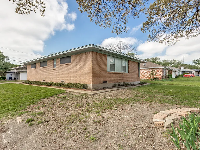 401 Daisy Dr — Photo 22