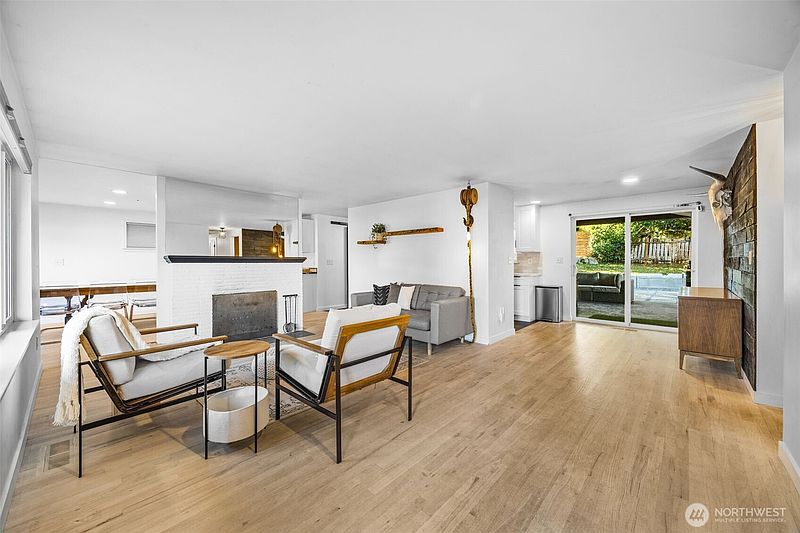 4th image of 19217 4th Avenue S