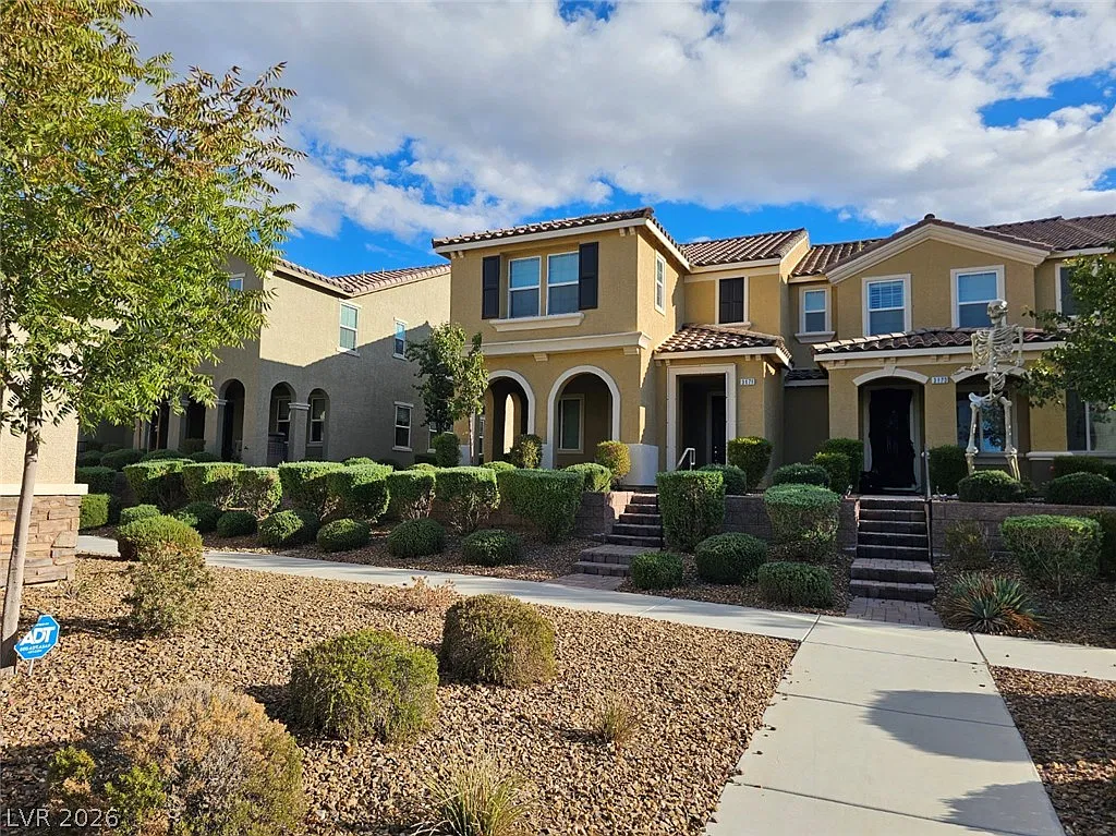 3 bed, 2.5 bath, 1842 sqft, $2,090 — Photo 2