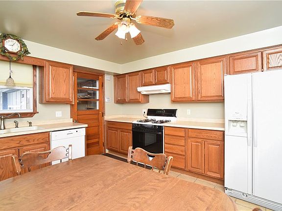 3rd image of 30 Edward Ln