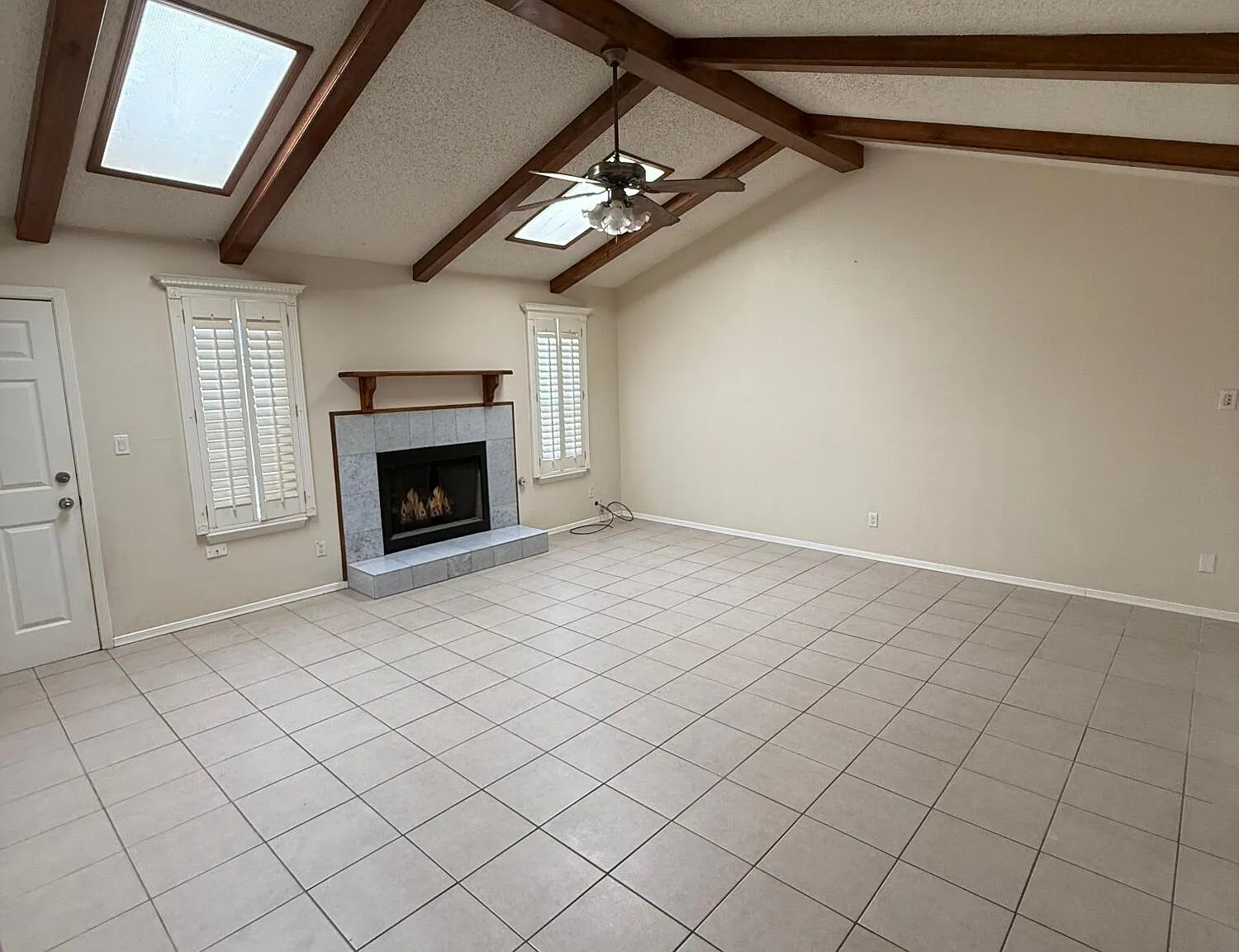 3 bed, 3.0 bath, 1437 sqft, $1,800 — Photo 3