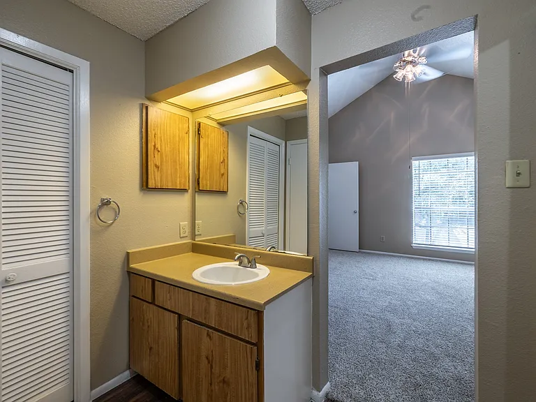 Sutton House Apartments — Photo 35