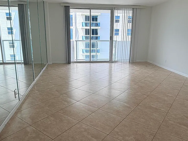 9195 Collins Ave #913 — Photo 4