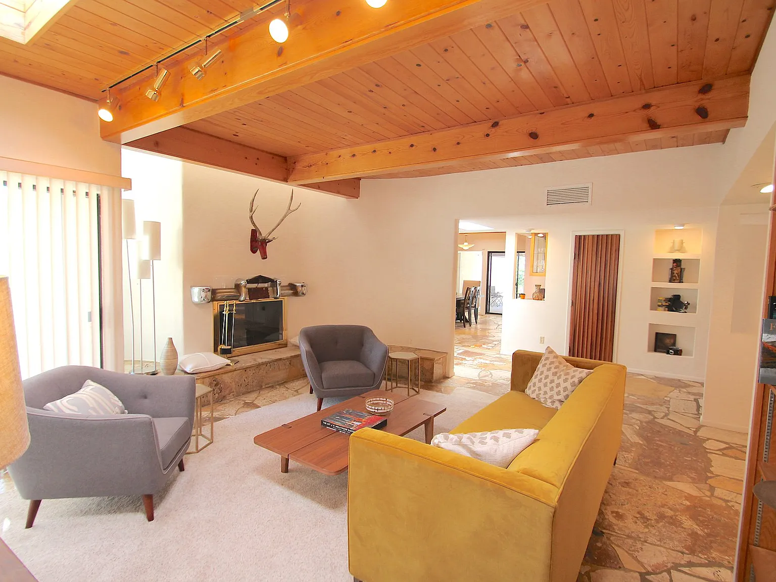 1801 Notre Dame DR NE - 1801 Notre Dame DR NE — Photo 3
