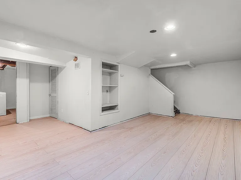 685 Ithaca Pl — Photo 8