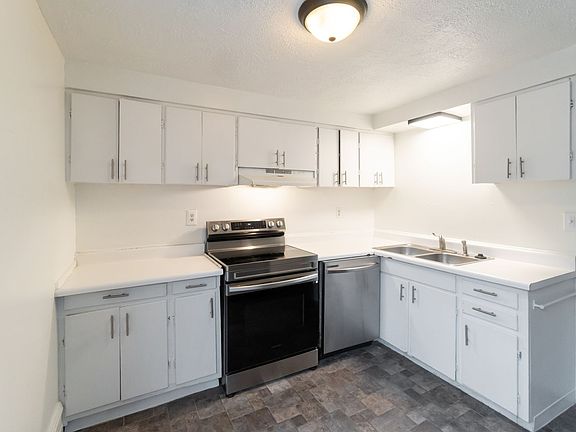 3rd image of 2305 W Broadway Ave #2