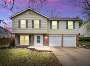223 Oakbriar Farm Dr, Ballwin, MO 63021
