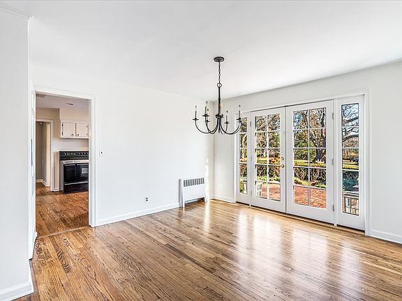 5th image of 110 Hegemans Ln