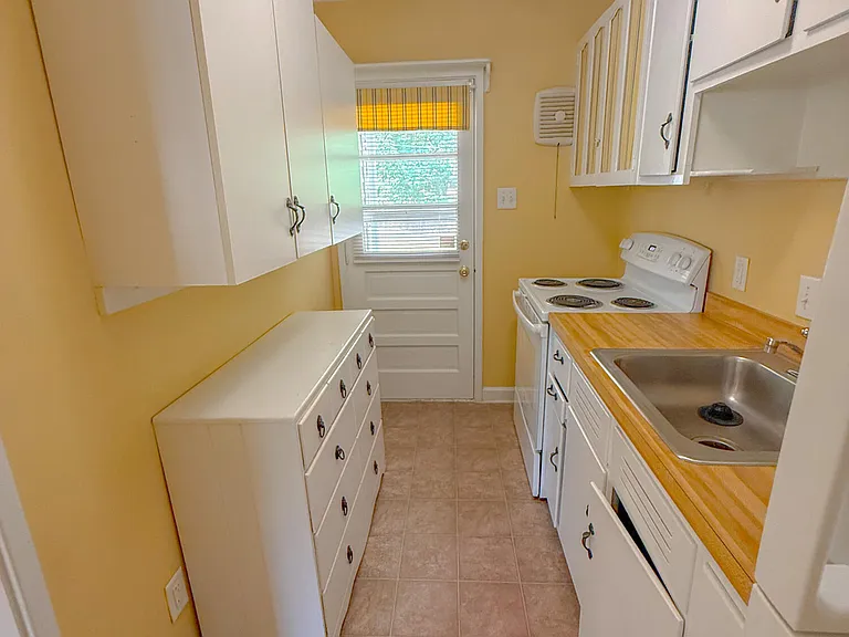 833 Daniels St #A — Photo 7