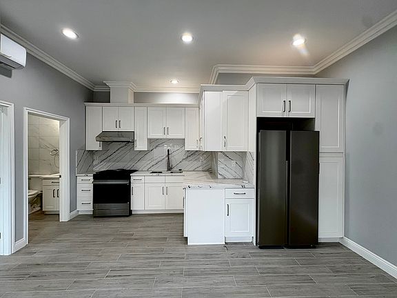 4th image of 7752 Hellman Ave
