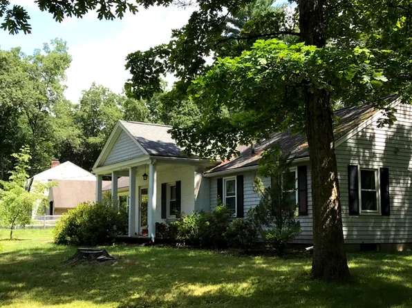17 Alpine Dr, Amherst, MA 01002