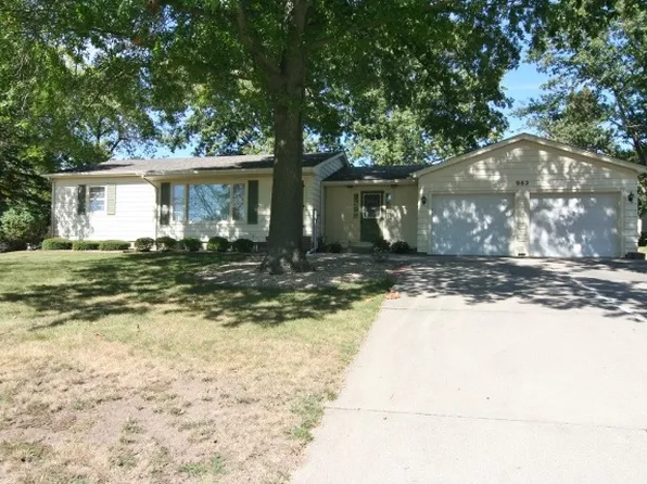 902 N 10th Ave E, Newton, IA 50208