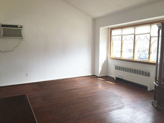 3rd image of 852 Pease Ln