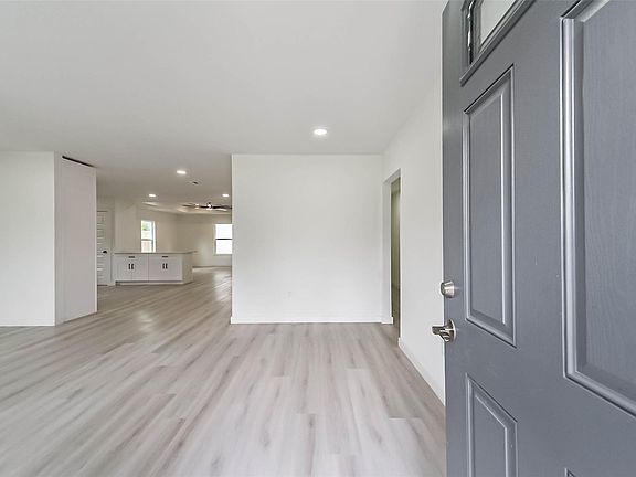 4th image of 3853 Wentworth St