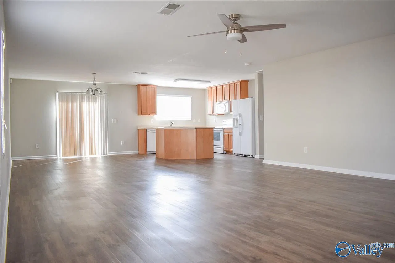 3 bed, 2.0 bath, 1640 sqft, $1,550 — Photo 4