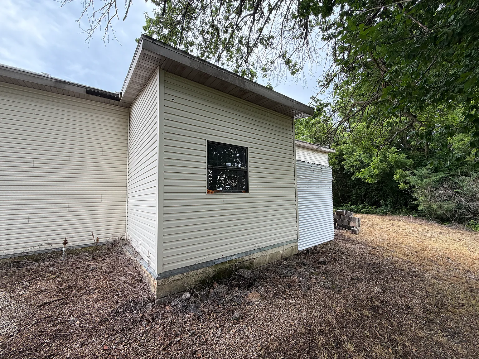 2 bed, 3110 sqft, $1,950 — Photo 3