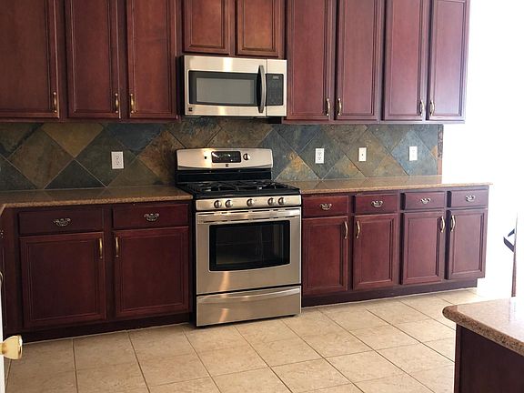 5th image of 261 Kensington Ln