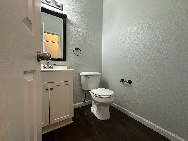 1909 Bradford Pear Sq — Photo 7