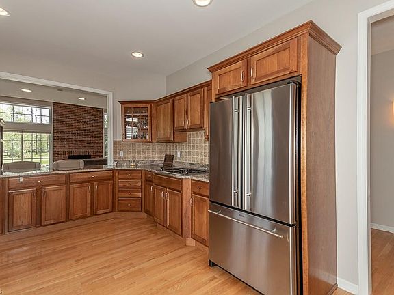 5th image of 495 Stirling Dr