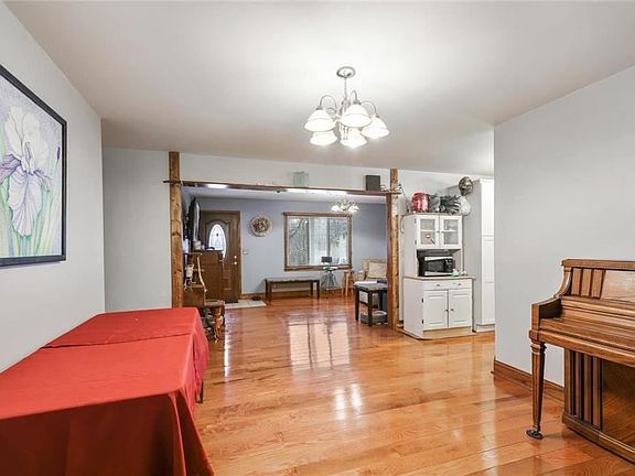 4th image of 921 Glengera St
