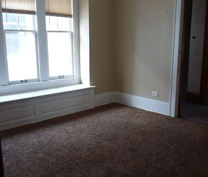 3027 N Maryland Ave — Photo 3