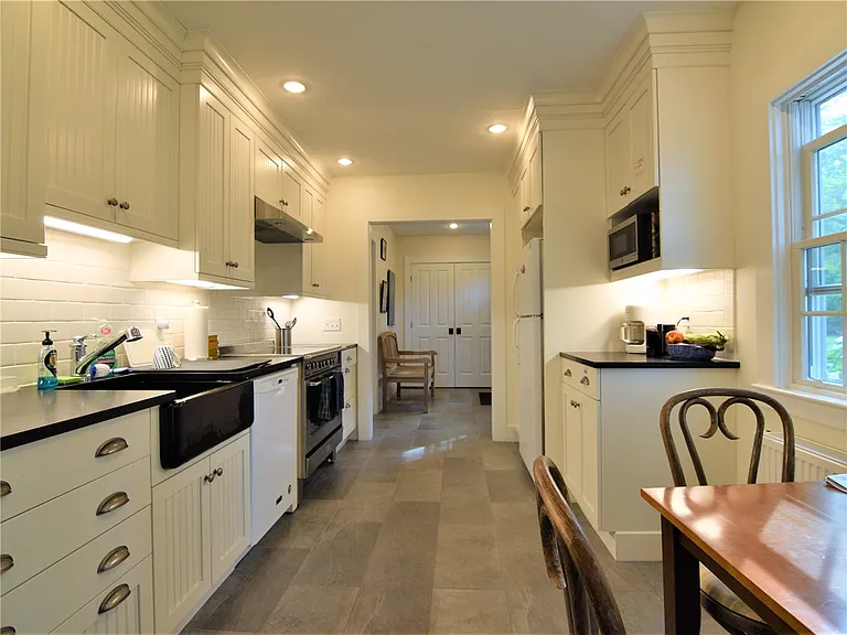 518 Third Beach Rd — Photo 5