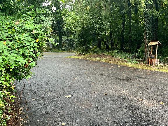 4th image of 1005 Mill Hill Rd
