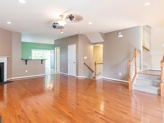 3rd image of 486 Jacobsen Dr