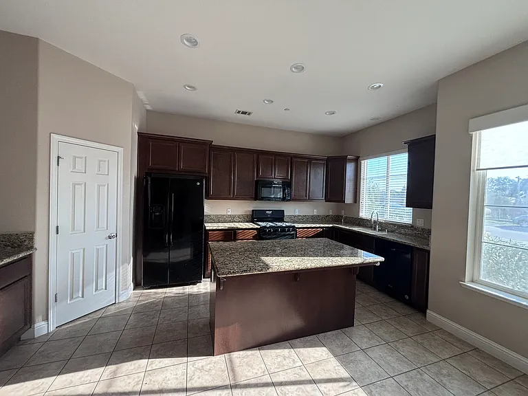2096 Oleander Ave — Photo 2