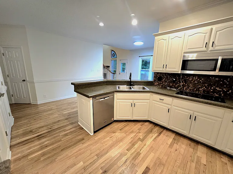 735 Courtland Ave — Photo 23