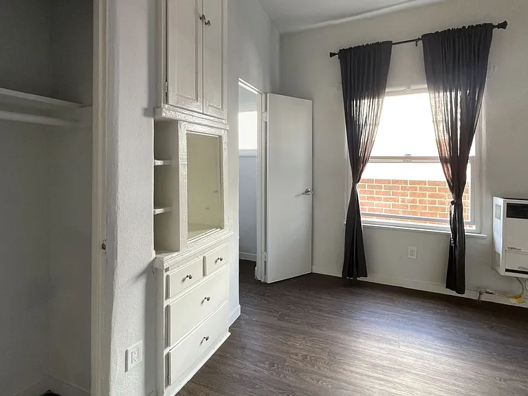 Alex Court Apartments — Photo 8