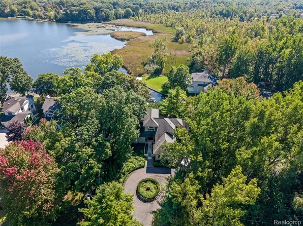 285 Leota Blvd, Waterford, MI 48327