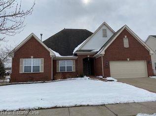 2193 Lagoon Dr, Rochester Hills, MI 48309