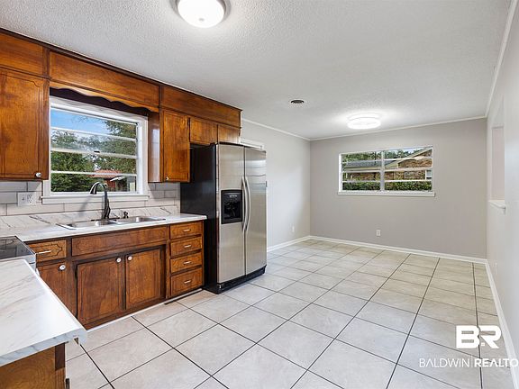 5th image of 4664 Geneva Dr