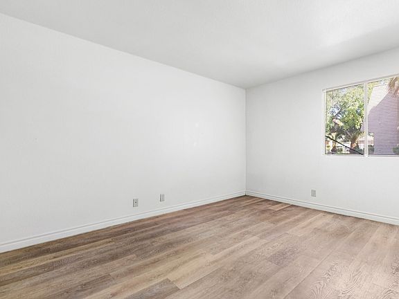 5th image of 4954 River Glen Dr Building 111