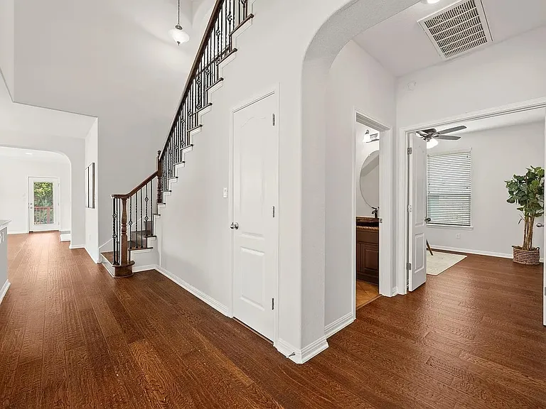 703 S Frontier Ln — Photo 8