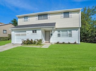 61 Chestnut St, Edison, NJ 08817