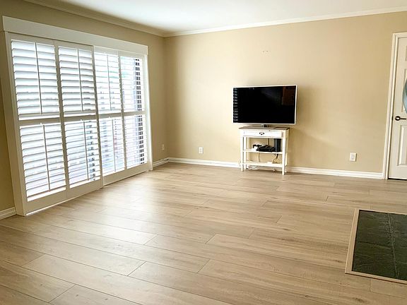 Living Room / Courtyard