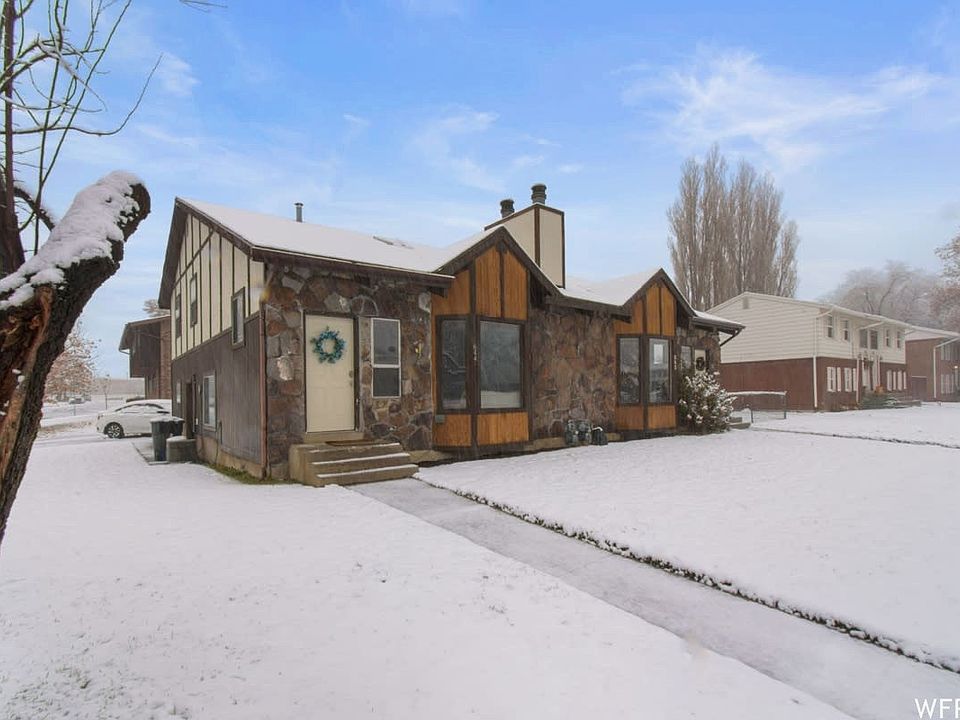 Open room in the duplex with the entrance on the right side of this picture.