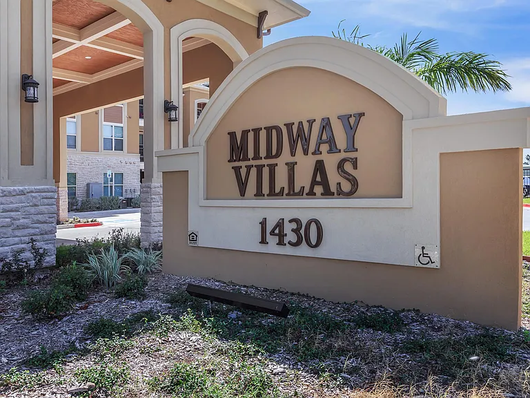Midway Villas Apartments — Photo 10