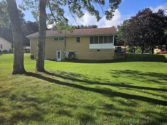 3rd image of 15 Elm Dr