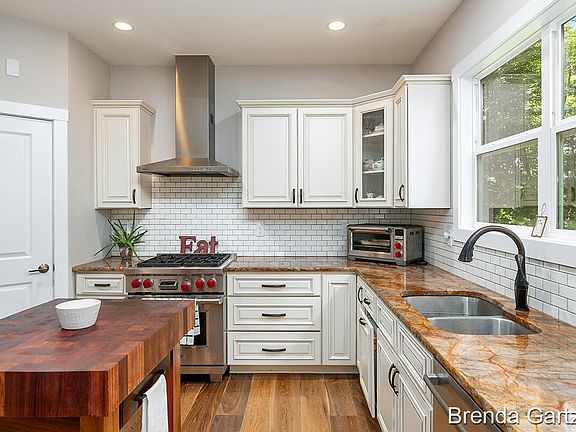 2nd image of 5077 Russell St NE
