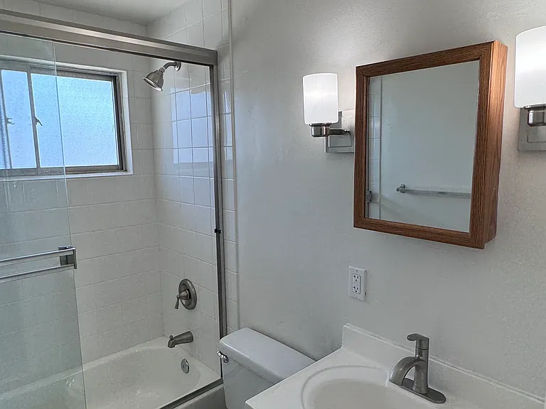2750 Figueroa Blvd #12 — Photo 8